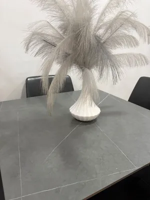 ميز وكراسي جلد وارجل حديد والميز سيراميك