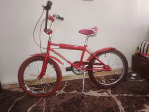 بسكليت اطفال لون احمر جنط 20 نوع BMXعليه ابرك امامي وابرك خلفي العجل الامامي منفس العجل الخلفي شوي م