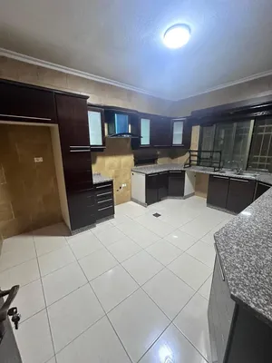 شقة طابقية مميزة للبيع