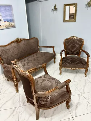 كلاسيك كنبه 4 كرسي  وترابيزة قهوه كبيره.