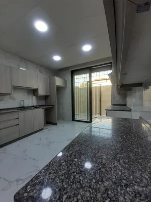 شقه طابق ارضي من فيلا جديده بتشطيبات فاخره جداا بسعر 330 شامل الخدمات تفاصيل الشقه في الوصف 3نوم ...