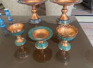 طقم ظروف مسی فاخرة مرصّعة بالفيروزة والخاتم والمينا – صناعة إيرانية أصيلة بيد أُسطوات