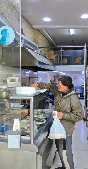 مطعم للبيع  بداعي السفر يعمل بشكل ممتاز وتحت التجربه للجادين فقط فقط