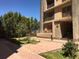بيت للبيع في جنه اكتوبر مساحه 140 متر دور اول تلت غرف وتلت حمامات وصاله كبير