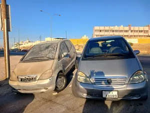 سيارة مرسيدس A140 موديل 2000 مع سيارة إضافية لقطع الغيار للبيع بسعر مغري