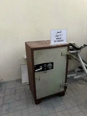 خزانه تخزين بالمفتاح بكل شيء فيها اوكي وبحاله جيده تجوريه