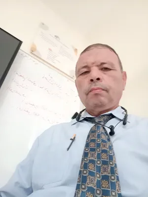 معلم لغة عربية وعلوم إسلامية ومحفظ قرآن