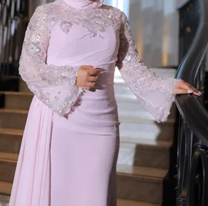 فستان سهرة مميز وراقي باللون الزهري تفصيل خاص عند مصمم للبيع بحاله ممتازة