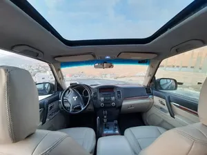 سيارة ميتسوبيشي باجيرو 2009 اس يو في مرخصة مع مواصفات يابانية وداخل بيج . بحاجه للدهان