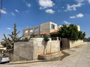 بيت طابقين والثالث عظم عشارعين قوشان مستقل بمساحات واسعه كل طابق مدخل خاص بناء جديد