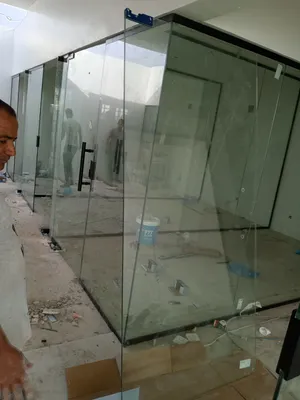 زجاج سكريت واجهات ومكاتب ودربزين وشورات ومرايا وألمنيوم