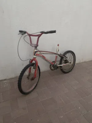 سلام عليكم bmx lss اصلي سبع سنوات موجود وله بعته مافي شي بس يباله سيت و هواء تاير الي جدام يباله