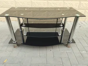 طاولات جانبية زجاجية نظيفة جدا