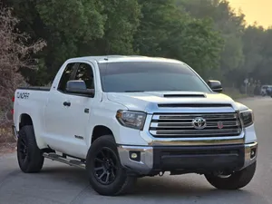 2017 Toyota Tundra Double Cab SR5  4.6L V8  2WD  US Specs  Orginal paint  Perfect condition
