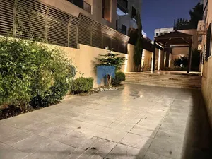 شقة أرضية فاخرة للبيع في خلدا - العوجانية - قرب الهمشري 190م مع حديقة وترسات 250م تشطيب سوبر ديلوكس