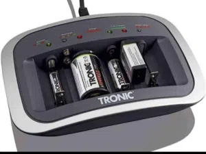 شاحن بطاريات يونيفرسال من ترونيك (TRONIC) مصمم لشحن بطاريات Ni-MH و Ni-Cd القابلة لإعادة الشحن.