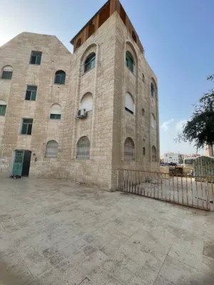 شقة للبيع في السادسة الطابق الثالث على الشارع الرئيسي مقابل مسجد الكالوتي أكمل المنشور في الاسفل