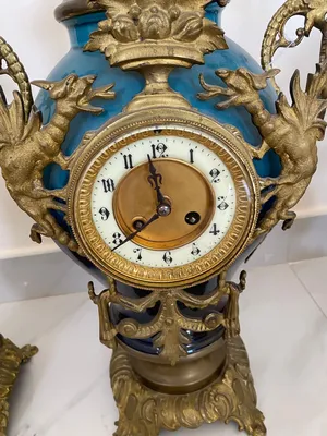 طقم ساعة مع شمعدانين على طراز لويس السادس عشر Louis XVI-style clock set with two candelabra
