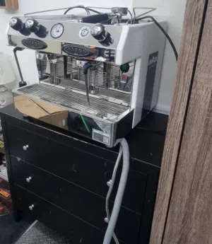 **للبيع ماكينة إسبرسو Lavazza تجارية 2 Group، بحالة ممتازة، ونظيفه