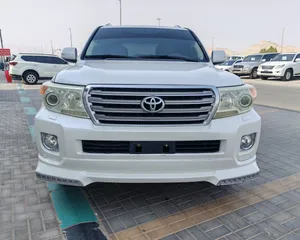 لاندكروزر خليجي الفطيم VXR V8 فل اوبشن 3 شاشات جلد تبريد مقاعد سكان كهرباء والخ صبغ مدقار فقط وكالة