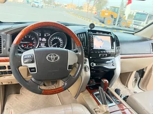 Used Toyota Land Cruiser in Al Dakhiliya