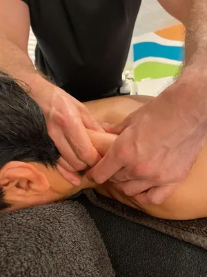 اخصائي حجامة ومساج منزلي وفي المركز  رجال ونساء بمسقط وبركاء والشرقية
