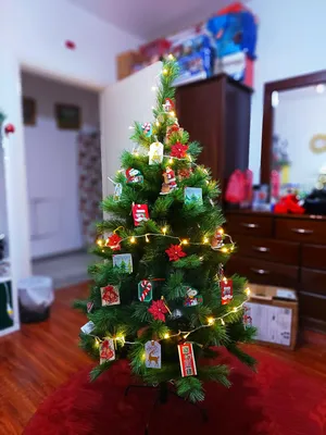 شجرة كريسماس اصلي اسباني مع إضاءة وزينة هدية150cm christmas artificial tree with free accessories