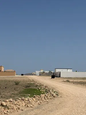 ارض سكنية في عدونب مربع و بجانب إستراحة النخيل صلالة محافظة ظفار