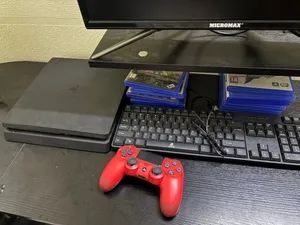 PS4 مع اشرطه و الكيبلات و الجهاز