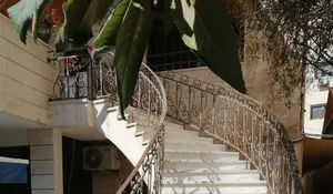 شقة طابقية من منزل مستقل للبيع