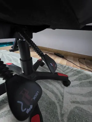 Red and black gaming chair. كرسي ألعاب باللونين الأحمر والأسود.
