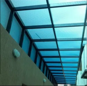 مظلات زينكو احمر  وبولي كربون للحماية السيارات  من البرد المتساقط في الشتاء