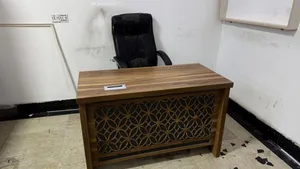ميز مكتبي وكرسي
