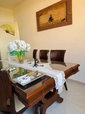 طاولة سفرة مع كراسيها