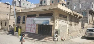 بقالة ركنية على شارعين بكامل ادواتها عليك البضاعه فقط واشتغل