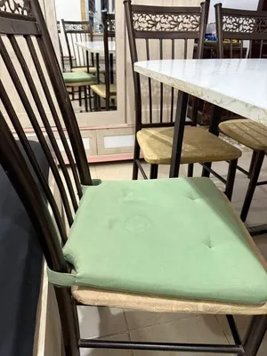 طاولة مع 6 كراسي حديد