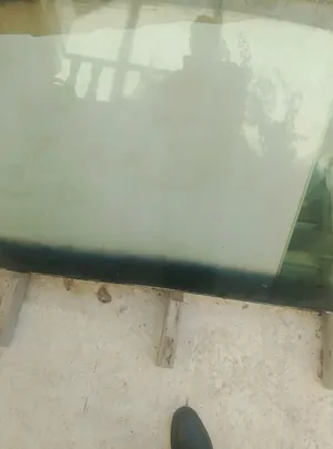زجاج امامي لسياره فورد هايبرد ليكيب 2010 مستعمل بحاله ممتازه للبيع فقط يوجد فيه اثر خدش من المساحه