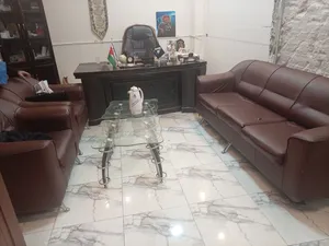 مكتب و طقم كنب جلد مستعمل