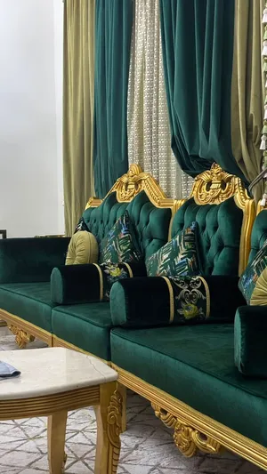 كنب مجلس بحالة جيدة مع الستائر والموكيت