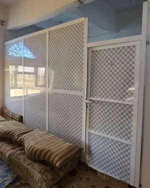 حاجز وباب المنيوم مع الزجاج سعره 200