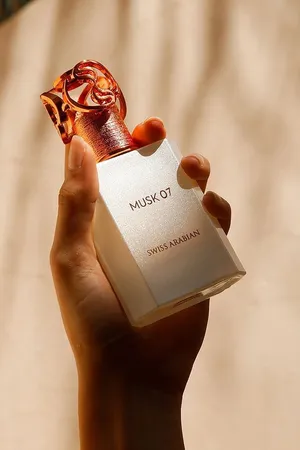 عطر مستعمل 3 رشات فقط للبيع جديد تماماً اليوم تم استلامه ،، سبب البيع لايناسب ذوقي