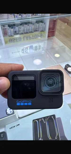 Clean used go pro 11 black with full kit and gopro box