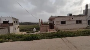 - مساحه البيت 130م تسويه 45 م - واصل جميع الخدمات ماء كهرباء شارع معبد - كراج سياره جاهز