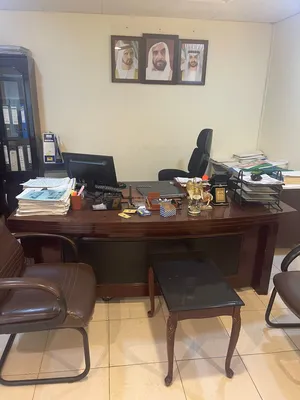 اثاث مكتب متكامل مع الكمبيوترات والطابعات والخزائن و والكنب ( أبوظبي )