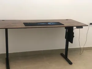 مكتب ذكي كهربائي متحرك (Standing Desk) بحالة ممتازة ( تخفيض)