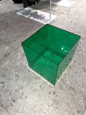 مكعب عرض أكريليك أخضر (40 × 40 × 45 سم) للبيع  Acrylic Cube 45cm