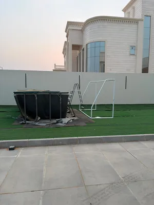 مسبح كبير حجمه ما استخدم ابداً وألعاب اطفال مستخدمه لكن جميله