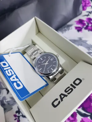 ساعة يد نسائيه كلاسيكية من ماركة كاسيو (Casio) مع علبتها وبطاقة التعريف الخاصة بها، وتتميز بمينا داك
