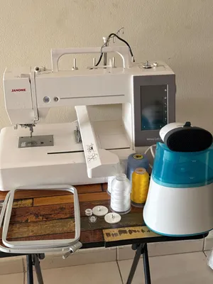 Janome Memory Craft MC550E Computerized Embroidery Machine 200x360mm USB + Free Accessories