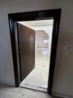 شقه للايجار مكونه من 3 غرف صاله وصالون ومطبخ واسع وممر و وحمامين وبلكونه مطله ومشرفه عند غرف النوم